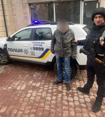 Поліцейські охорони Закарпаття затримали чоловіка, який вкрав кухонні ножі