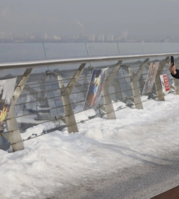 На пішохідно-велосипедному мосту у Києві відкрили фотовиставку, присвячену волонтерам