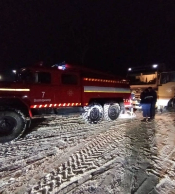 Негода на Волині: вантажівка перекрила рух на автошляху