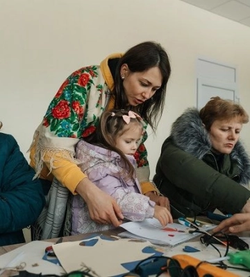 У деокупованому селі на Київщині, в якому окупанти зруйнували школу, відкрили освітній хаб