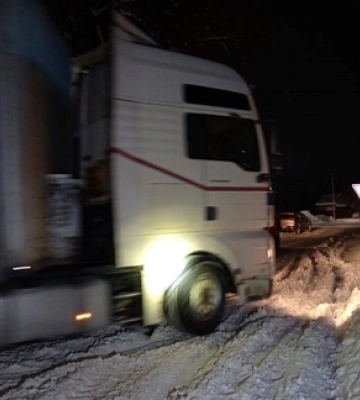 Негода на Волині: вантажівка перекрила рух на автошляху