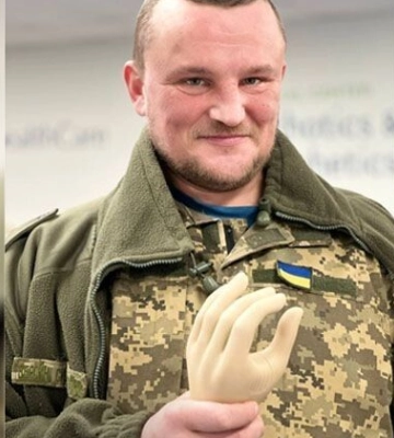 Тепер мріє керувати автівкою: боєць із протезом з Волині навчився стріляти з лука
