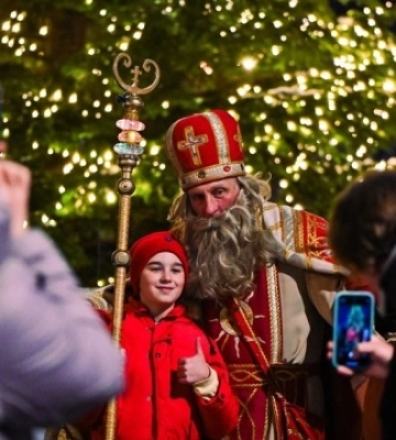 У Львові засвітили подаровану благодійниками головну ялинку міста