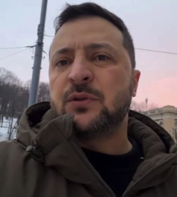 Зеленський привітав українських воїнів зі святом з вулиць Києва (відео)