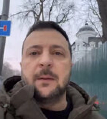 Зеленский прошелся по центру Киева и на селфи поздравил с Днем ВСУ – видео