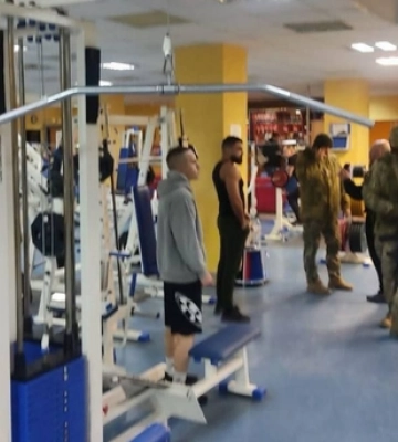 “Повістки видали всім”: до тренажерного залу в Ужгороді завітали працівники ТЦК (ФОТО, ВІДЕО)