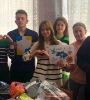 Смаколики, листи, малюнки: ліцеїсти з Волині зібрали подарунки для захисників