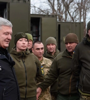 Стало відомо, де перебуває Порошенко, якого не випустили до США 