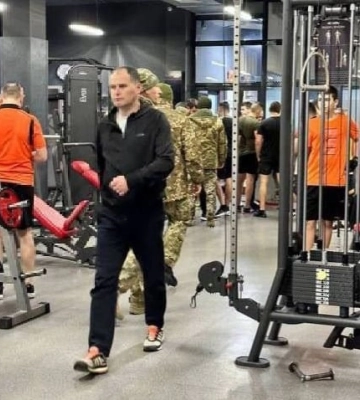 В Ужгороді працівники ТЦК прийшли з повістками у спортзали  (відео)