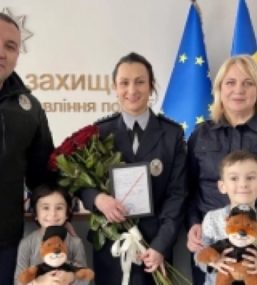 Луцькі поліцейські привітали сімʼю свого загиблого колеги Романа Гіренка та вручили їм ключі від службової квартири