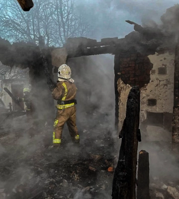 Вночі на Сумщині вогнеборці двічі ліквідовували пожежі в житловому секторі (відео)