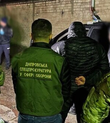У Дніпрі затримали бандитів під час закупки зброї для збуту