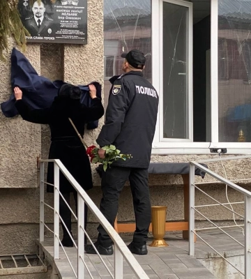 У Смілі відкрили пам’ятну дошку поліцейському, який підірвався на ворожих мінах