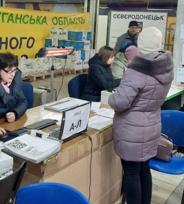 У Дніпрі та Тернополі переселенці з Луганщини отримали гуманітарну допомогу