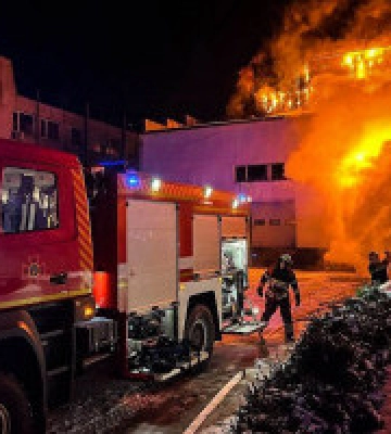 На Київщині рятувальники всю ніч гасили пожежу у будівлі меблевого цеху (фото, відео)
