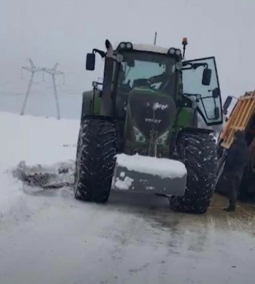 На Рівненщині  визволяли з снігового "полону" снігоочищувальну машину