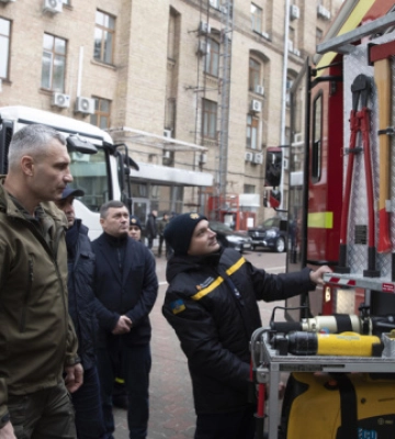 Київ отримав від німецьких партнерів спецтехніку та нову партію гуманітарної допомоги