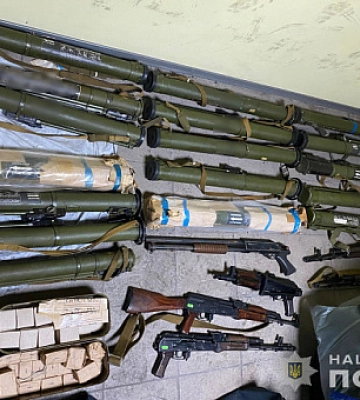 У Дніпрі затримали чоловіків, яких підозрюють у торгівлі зброєю