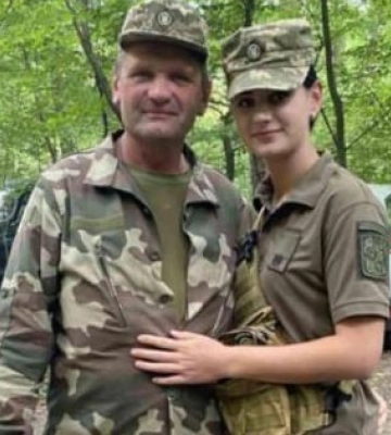 «Не міг бути вдома, коли вона - військова»: волинянин з донькою відвойовують загарбані території України