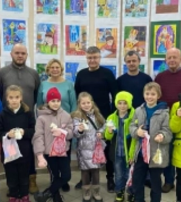 На Закарпатті відкрили тематичну виставку робіт юних художників «До нас іде Миколай»