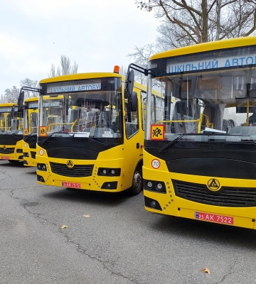 Для закладів освіти: громадам Миколаївщини передали 12 шкільних автобусів