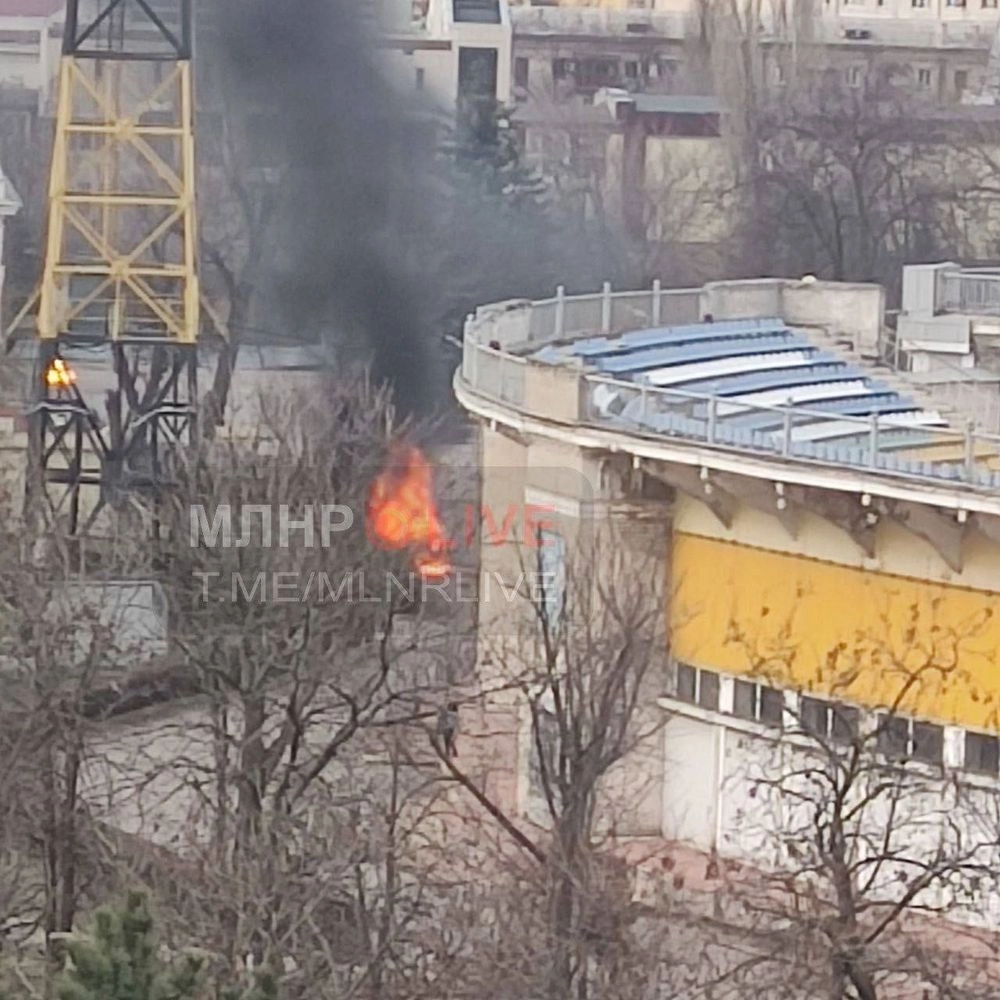 В центре Луганска взорвался автомобиль с 