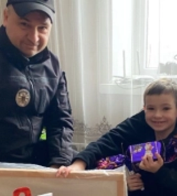 На Маневиччині поліцейські стали Святим Миколаєм для сина свого колеги, який загинув на війні