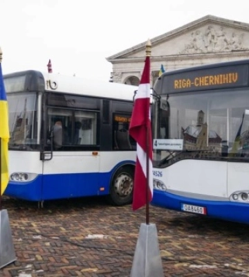 Латвійці передали Чернігову десять вживаних автобусів та п&#039;ять авто для ЗСУ