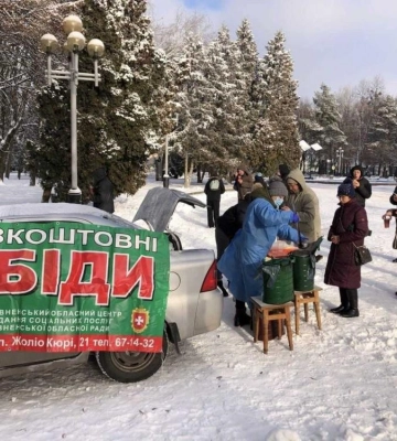 Для людей, які опинилися в скруті: у центрі Рівного роздають гарячі обіди (ВІДЕО)