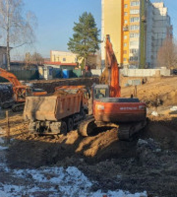 У Василькові на місці зруйнованої рф пʼятиповерхівки зводять новий будинок 
