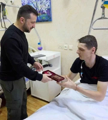 Зеленский посетил раненых украинских защитников в госпитале