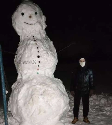 У селі Луцької громади зліпили гігантського сніговика. Фото