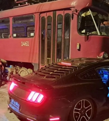 У Дніпрі водій легковика врізався у трамвай: рух транспорту паралізовано