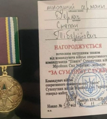 Відомого хустянина, який воює у лавах ЗСУ, нагородили медаллю “За сумлінну службу” (ФОТО)