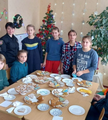На Волині поліцейські разом із вихованцями спеціальної школи готували «миколайчики» для захисників