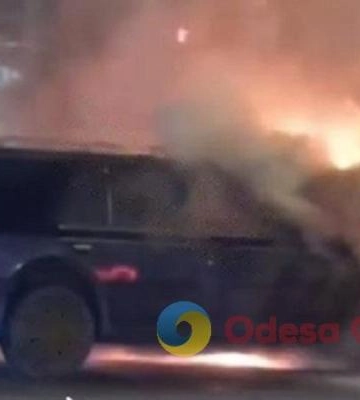 В центрі Одеси спалахнув автомобіль
