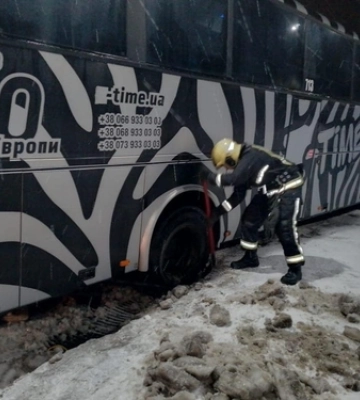 Вночі на Волині визволяли зі снігової пастки автобус міжнародного сполучення із пасажирами (Фото)