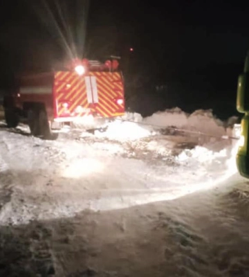 Вночі на Волині визволяли зі снігової пастки автобус міжнародного сполучення із пасажирами (Фото)