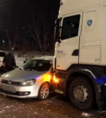 ДТП у Луцьку: вантажівка протаранила легковик (ФОТО)