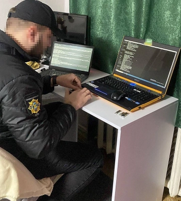 У Києві викрили хакера, який на замовлення встановлював шпигунські програми для стеження