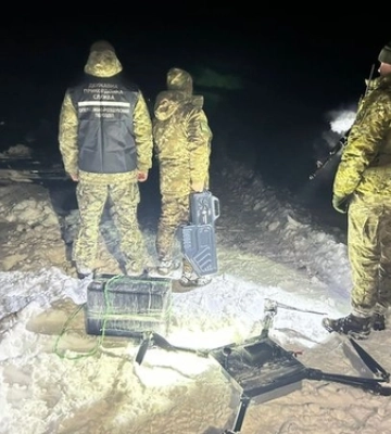 Волинські прикордонники приземлили контрабандний квадрокоптер з сигаретами (Відео)