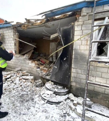 Унаслідок падіння уламків пошкоджено будинки: нові деталі ракетної атаки РФ на Київщину
