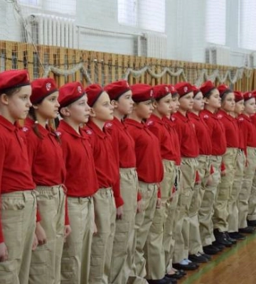 Окупаційна посадовиця у Криму отримала підозру в держзраді за вербування дітей до «Юнармії»