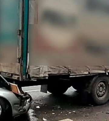 На Полтавщині легковик зіткнувся з вантажівкою: є постраждалі