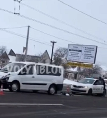 Під Луцьком бус на швидкості влетів у навчальне авто 