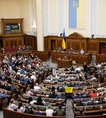 Парламент позбавив мандатів трьох нардепів