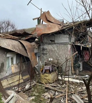 росіяни обстріляли Нікополь з артилерії: з-під завалів будинку врятували жінку