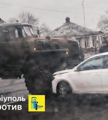 В Мариуполе российский грузовик с боекомплектом протаранил авто