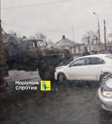 У Маріуполі військова вантажівка з боєкомплектом протаранила цивільне авто - Андрющенко