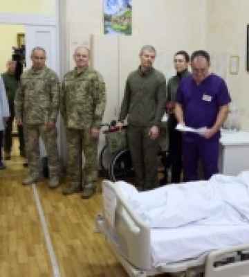 Президент в одному з київських госпіталів відвідав військовослужбовців, які проходять лікування після поранень